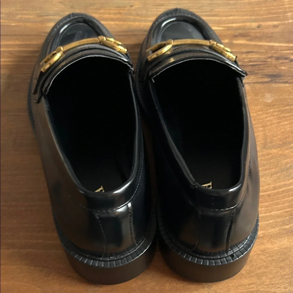 Zara Women's Black Flats with Gold Detailing - Picture 2 of 5
